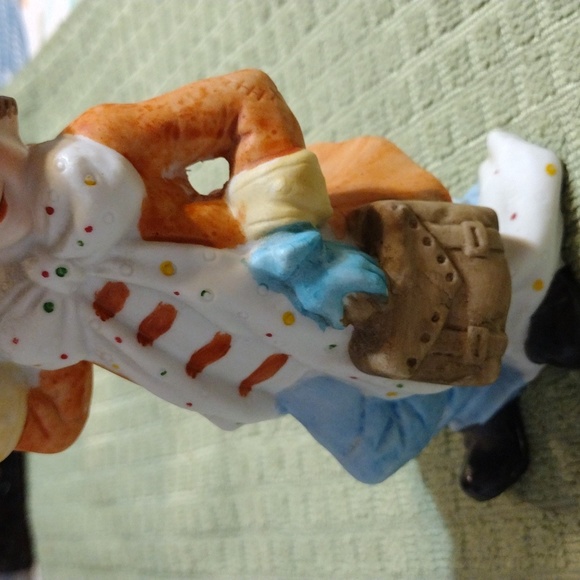 Vintage Ucgc, Circus Clown with Suitcase Porcelain figurine. - Picture 3 of 5